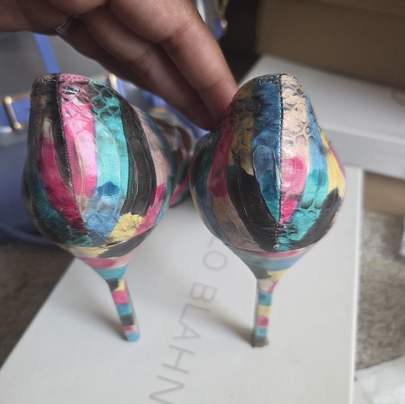 Beautiful Manolo Blahniks - Picture 2 of 5